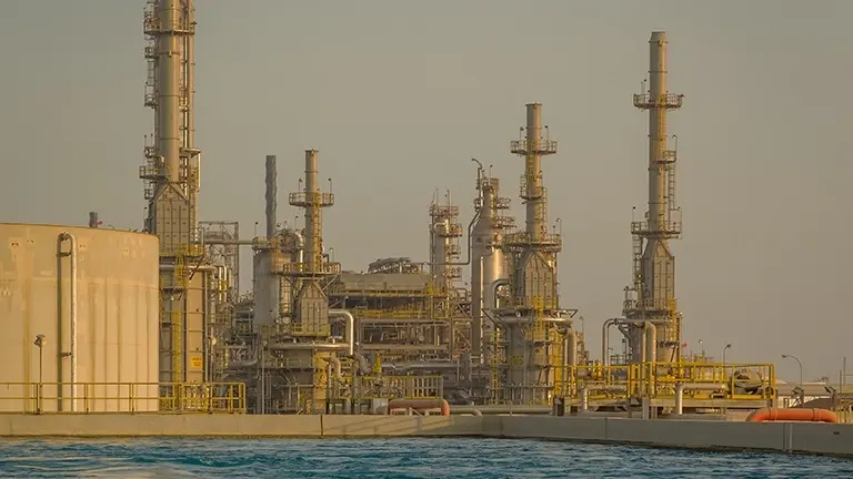 "رويترز": استهداف منشأة أرامكو–إكسون في البحر الأحمر