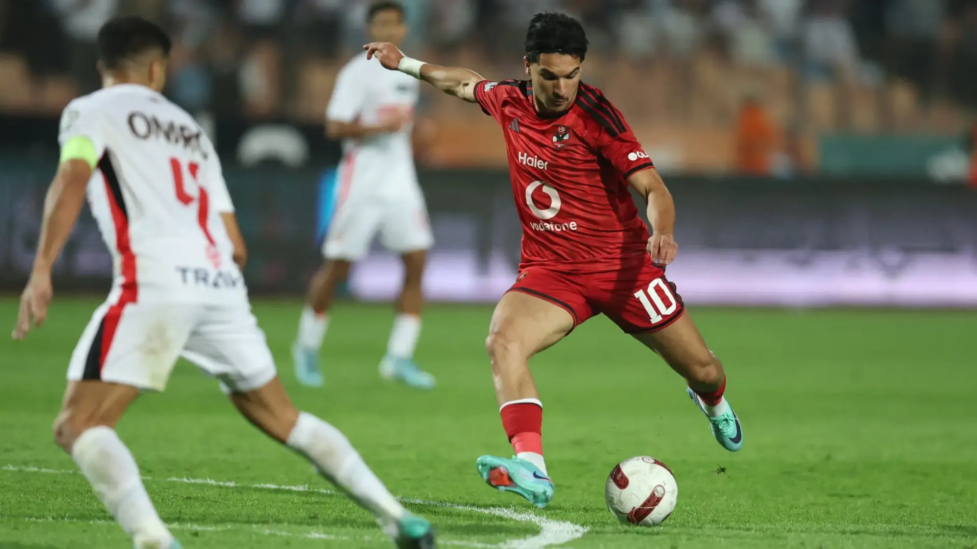 الأهلي يصطدم بالرجاء المغربي (رويترز) الأهلي يصطدم بالرجاء المغربي (رويترز)