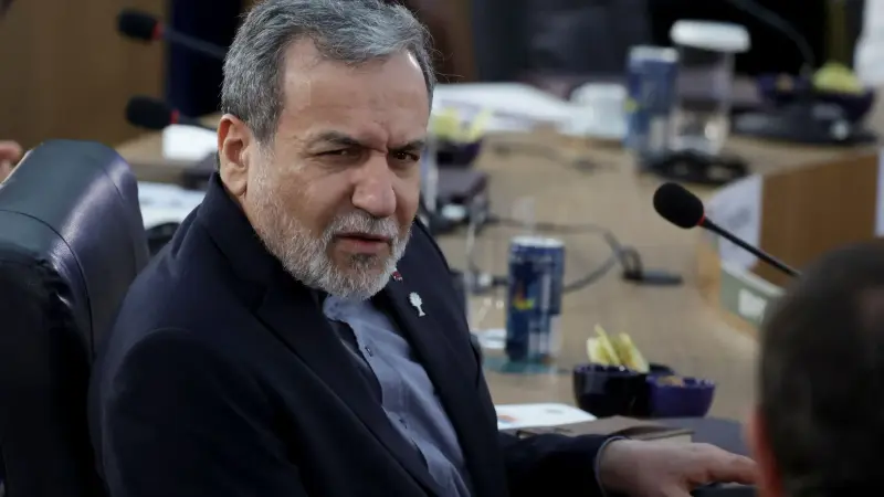 وزير الخارجية الإيراني يبحث الملف النووي في باريس