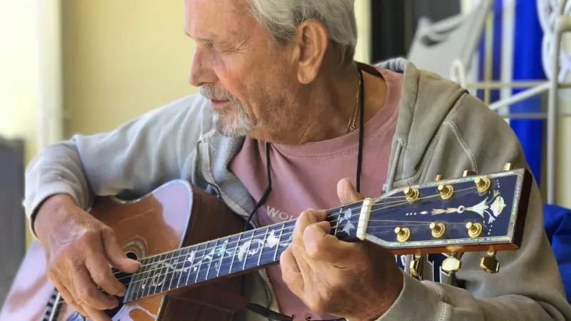 من الموسيقى إلى القراءة.. نمط حياة في منتصف العمر يحمي الذاكرة