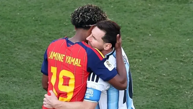 لامين يامال عانق ليونيل ميسي في نهائي كأس العالم 2026 (رويترز) لامين يامال عانق ليونيل ميسي في نهائي كأس العالم 2026 (رويترز)