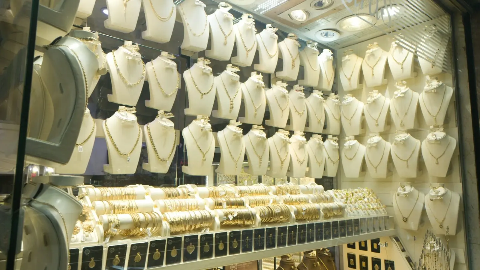 الذهب في العراق يرتفع من جديد مع صعود الأونصة فوق 4,500 دولار الذهب في العراق يرتفع من جديد مع صعود الأونصة فوق 4,500 دولار