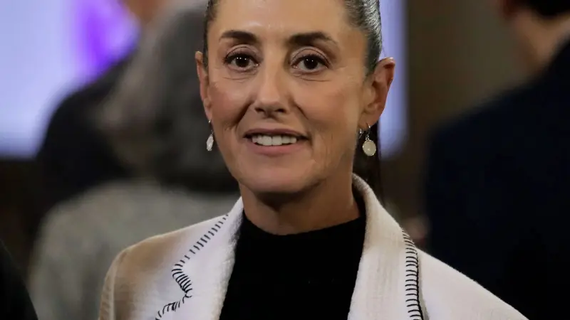 فيديو - رجل يتحرش برئيسة المكسيك في الشارع.. وهكذا كان ردها