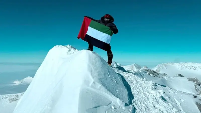 صور - الإماراتية فاطمة العوضي أصغر وأول عربية تصل "قمة فينسون"