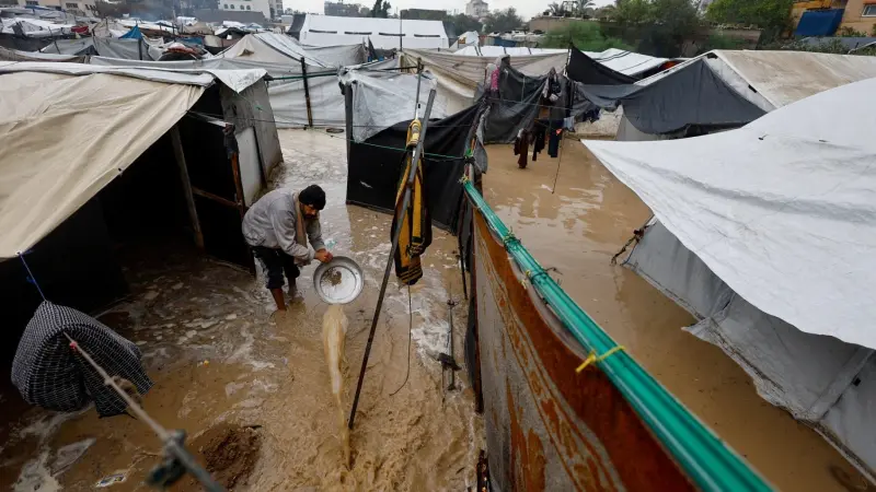 الأمطار تقتل 12 شخصا وتغرق 27 ألف خيمة في غزة