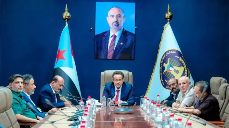 اليمن.. عيدروس الزبيدي يعقد أول اجتماع معلن لقيادة المجلس الانتقالي