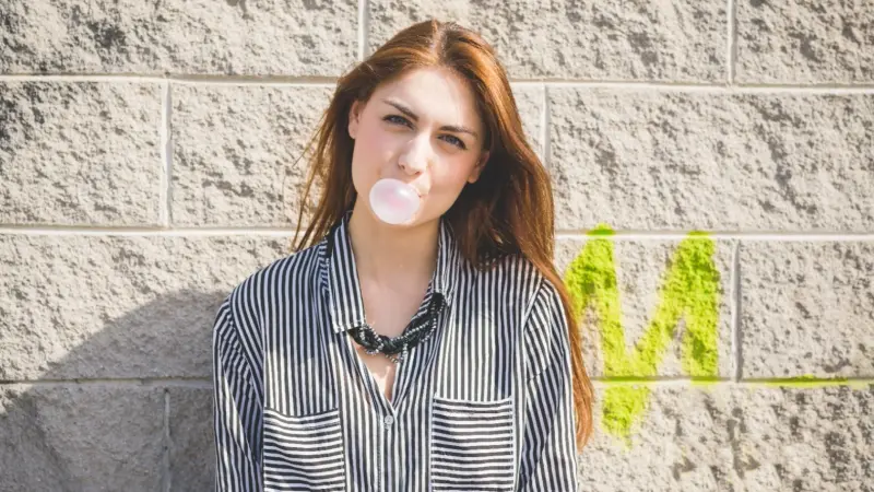 ما هي المدة التي يجب أن تمضغ فيها العلكة؟