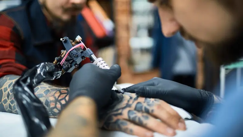 هل يسبب الوشم سرطان الجلد؟ دراسة تحسم الجدل