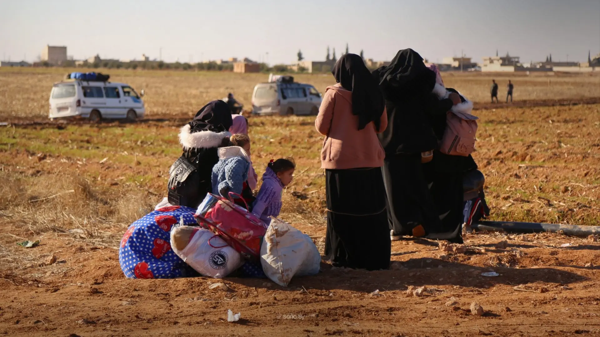 تحرك العشرات من السكان وهم يغادرون المنطقة في محيط دير حافر بريف حلب (سانا) تحرك العشرات من السكان وهم يغادرون المنطقة في محيط دير حافر بريف حلب (سانا)