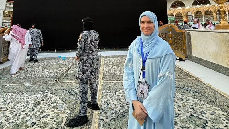 نائبة السفير الأسترالي لورين ستازينوسكي تُشارك في مراسم غسل الكعبة