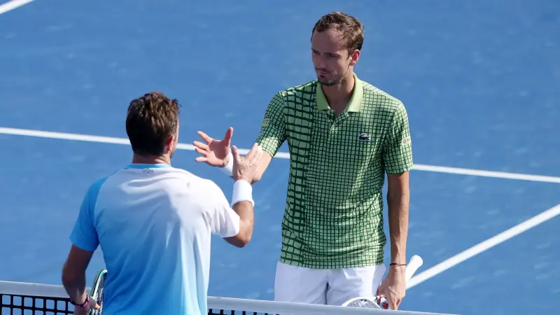 ميدفيديف يتوج بلقب بطولة دبي للتنس بعد انسحاب خريكسبور للإصابة