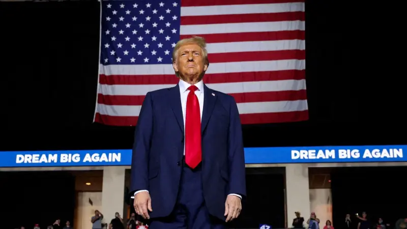 ترامب يحذر دول مجموعة بريكس من استبدال الدولار