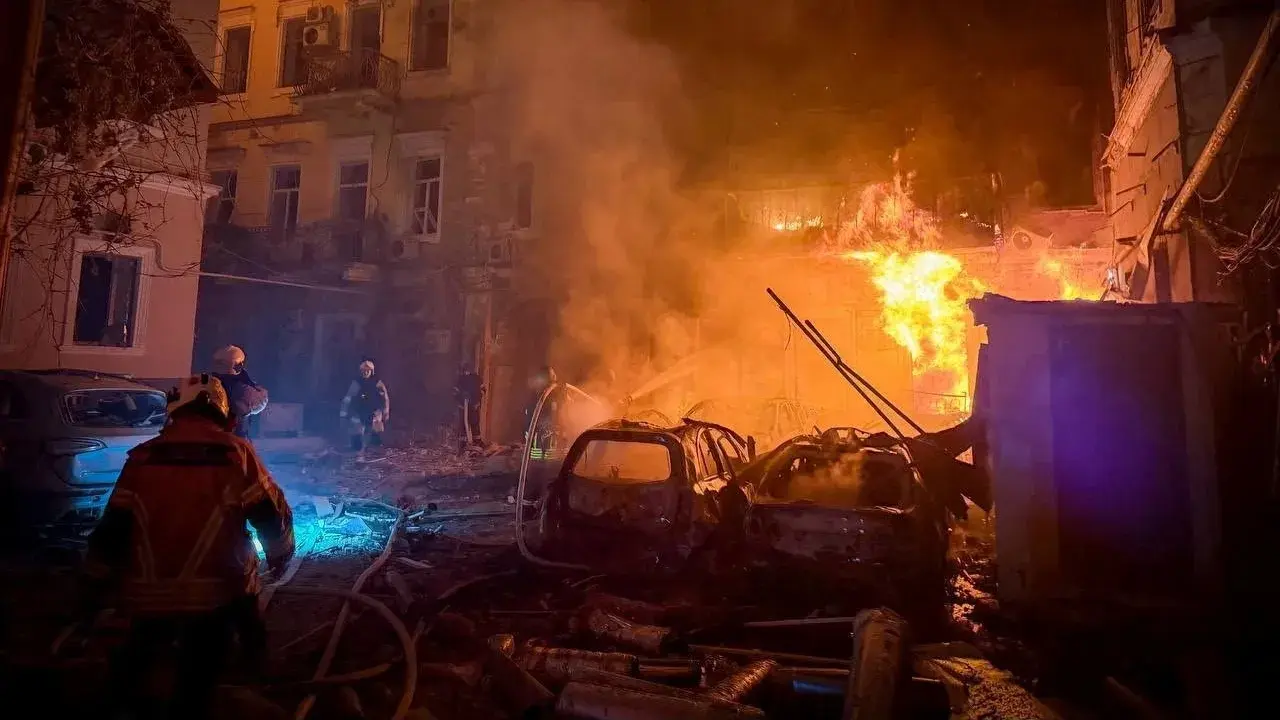 السلطات الأوكرانية: إخماد حرائق بالميناء جراء القصف (رويترز) السلطات الأوكرانية: إخماد حرائق بالميناء جراء القصف (رويترز)