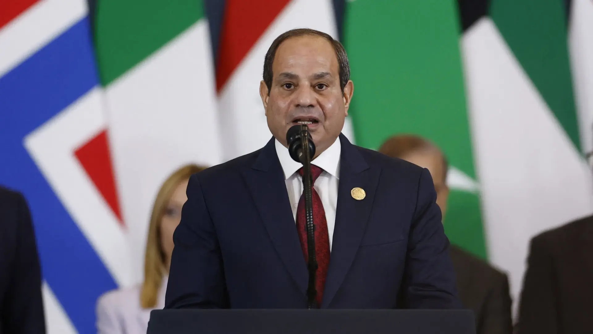 السيسي يهنئ منتخب مصر بعد التأهل التاريخي إلى دور الـ16 بكأس العالم (رويترز) السيسي يهنئ منتخب مصر بعد التأهل التاريخي إلى دور الـ16 بكأس العالم (رويترز)