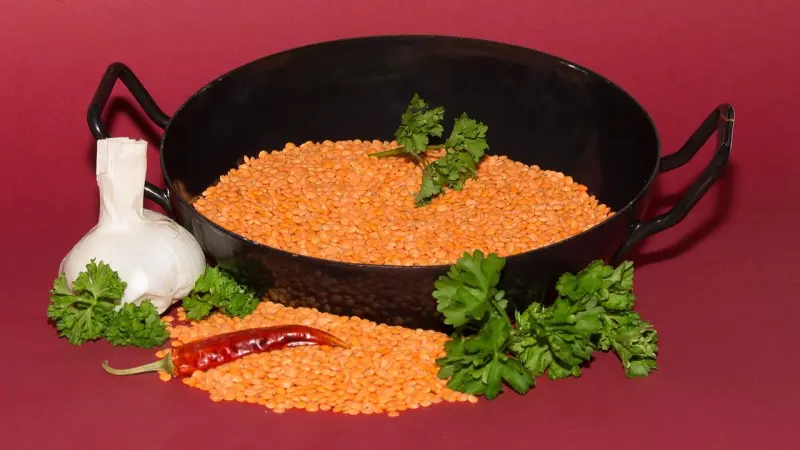 كم السعرات الحرارية في 100 غرام عدس مطبوخ؟