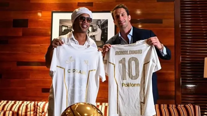 رونالدينيو يستعد لظهوره الأول مع نادي رافينا (إكس) رونالدينيو يستعد لظهوره الأول مع نادي رافينا (إكس)
