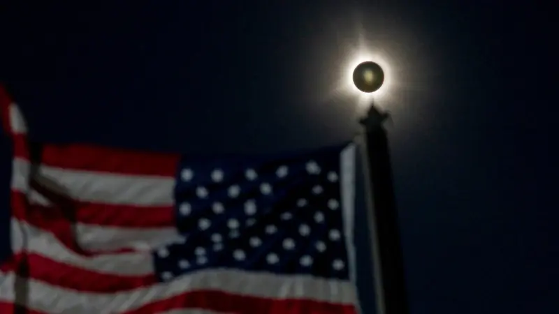 فيديو وصور - كسوف كلي للشمس يغرق أميركا الشمالية في الظلام