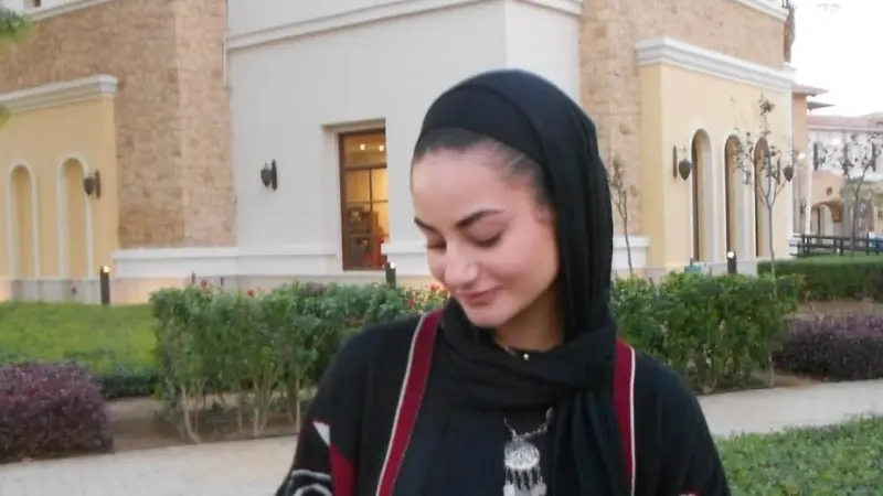 من هي ملك حسن؟ ممثلة شابة تُثير الجدل بالحجاب