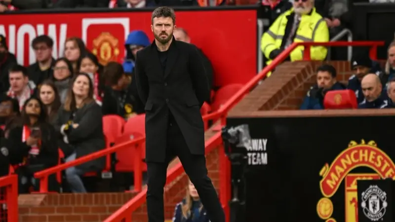 أسطورة مانشستر يونايتد يحسم رأيه بشأن مدرب الفريق في الموسم الجديد