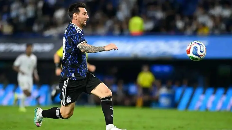 مشهد استثنائي بعد فوز الأرجنتين على موريتانيا.. ميسي يترك أثره في غرف الملابس