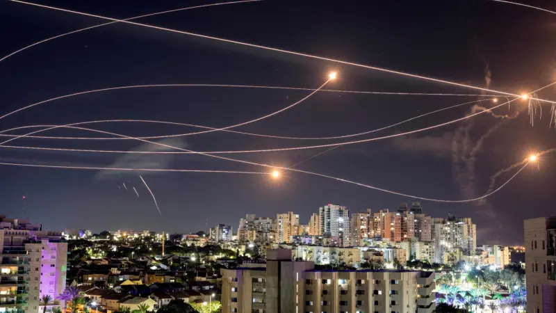 فيديو - بسبب عطل فني.. صاروخ اعتراضي من القبة الحديدية يسقط في تل أبيب