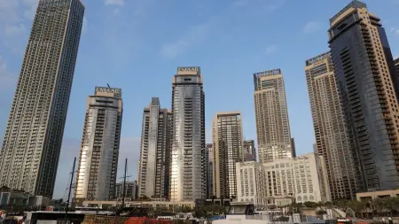 المكتب الإعلامي لحكومة دبي: شظية ناتجة عن اعتراض جوي تودي بحياة مقيم في البرشاء