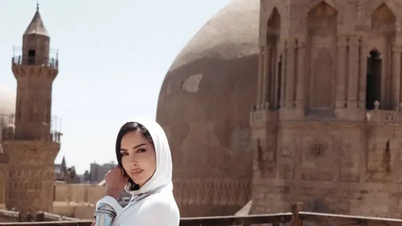 ما حقيقة رقص وغناء بسمة بوسيل داخل مسجد في مصر؟