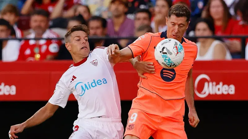 ما هي إصابة روبيرت ليفاندوفسكي ومدة غيابه؟.. صدمة جديدة لبرشلونة قبل الكلاسيكو