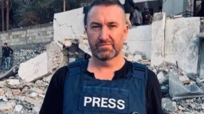 فيديو - نجاة مراسل بأعجوبة من صاروخ استهدف جسرا جنوب لبنان