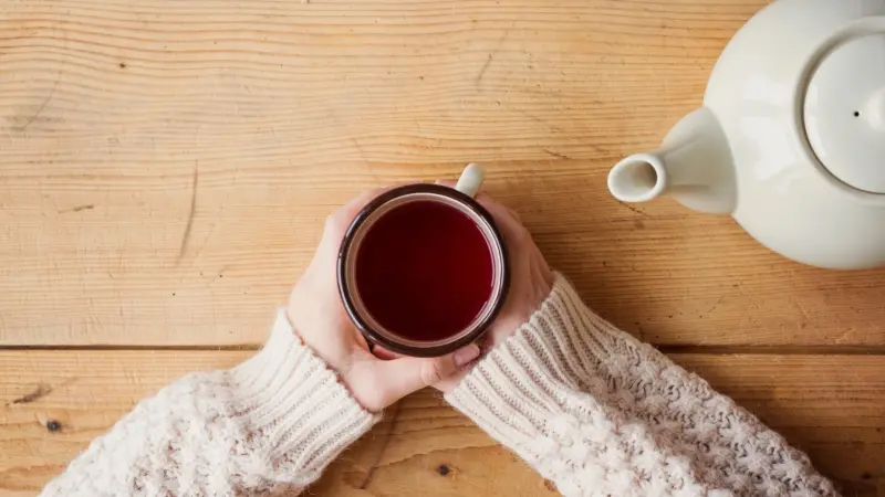 كوب من الشاي يبعد فيروس كورونا.. ما حقيقة الأمر؟