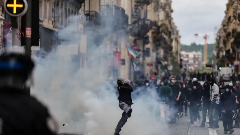 الشرطة الفرنسية تطلق الغاز المسيل للدموع لتفريق تظاهرات ضد قانون التقاعد