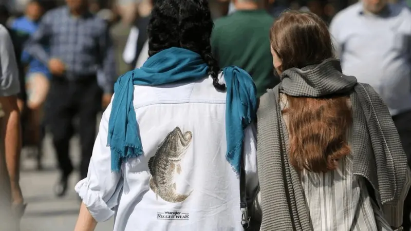 سن قانون الحجاب الإجباري في إيران رغم معارضة الرئيس.. هذه تفاصيله