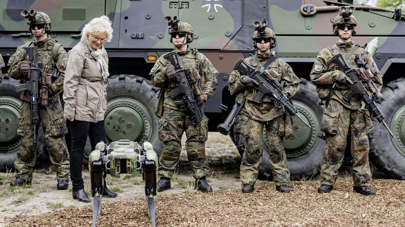 بعد سلسلة هفوات.. استقالة وزيرة الدفاع الألمانية