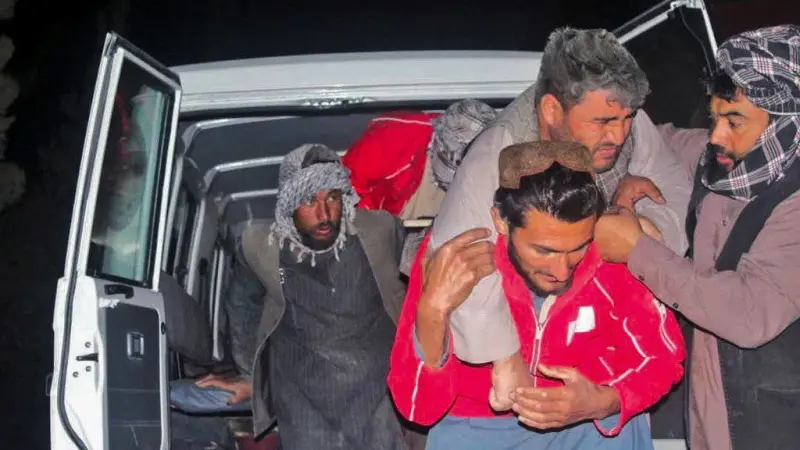 فيديو - زلزال أفغانستان يخلّف قتلى ويتسبب بأضرار جسيمة بالمسجد الأزرق