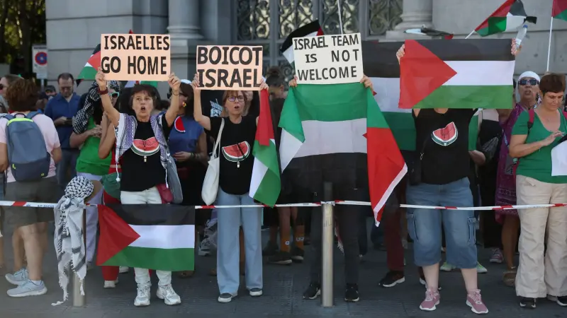 فيديو وصور - احتجاجات مؤيدة لفلسطين توقف طواف إسبانيا للدراجات