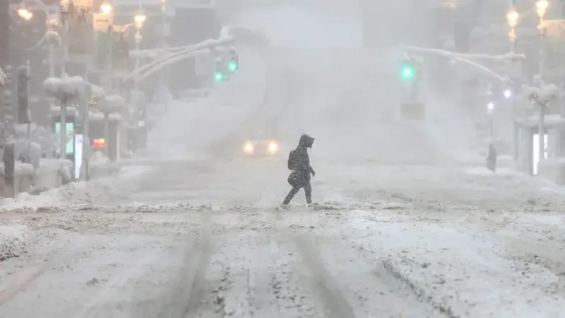 العواصف تجبر السلطات الأميركية على إلغاء آلاف الرحلات الجوية