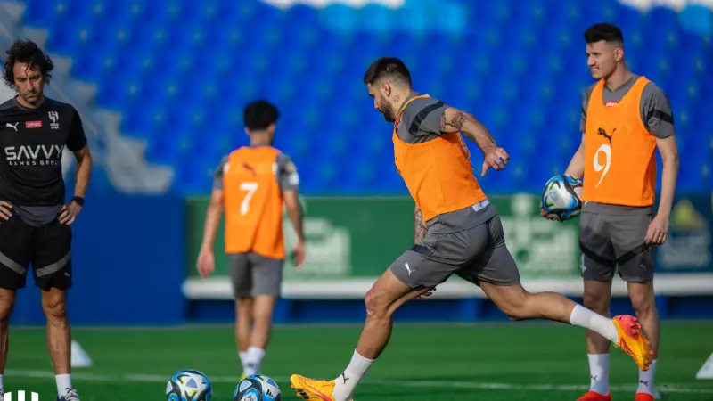 القنوات الناقلة لمباراة الهلال والأهلي في الدوري السعودي.. كلاسيكو الحسم