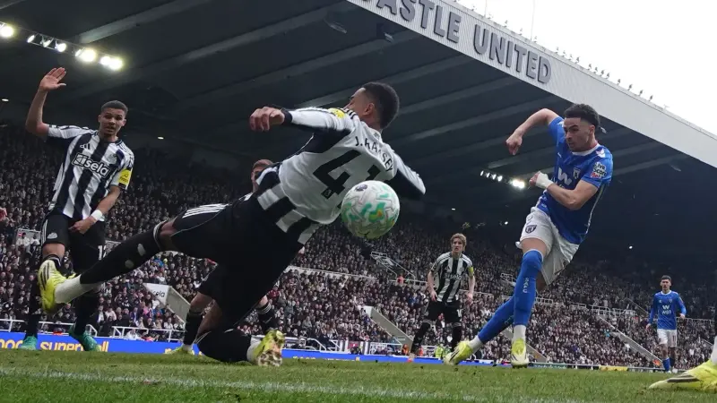 توقيف مشجع إنجليزي بسبب إساءة عنصرية في البريميرليغ.. ما القصة؟