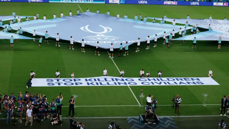 فيديو - "أوقفوا قتل الأطفال".. لافتة تتصدر افتتاحية السوبر الأوروبي