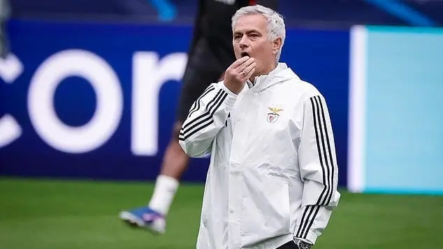 اختباء جوزيه مورينيو يسرق الأضواء في ليلة إقصاء بنفيكا من الأبطال