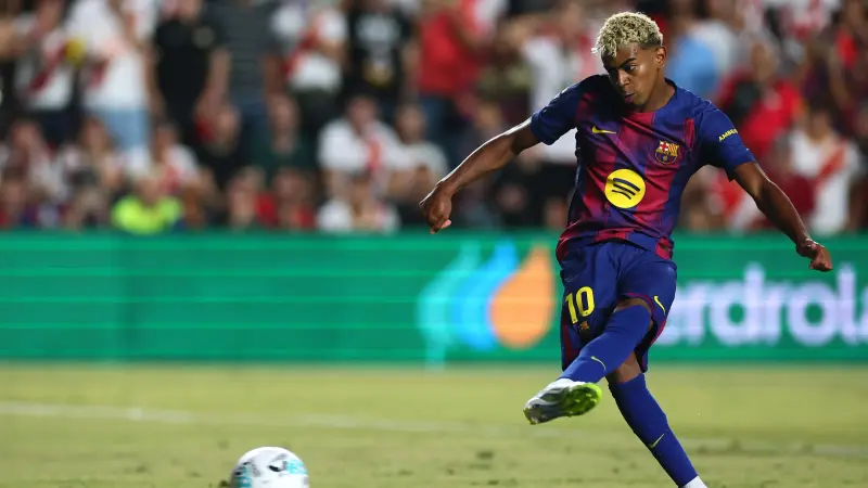 فيديو - ركلة جزاء يامال تثير الجدل بعد تعطل "الفار" في مباراة برشلونة وفاليكانو