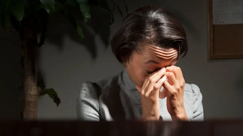 10 علامات لقصور الغدة الدرقية.. اكتشفها