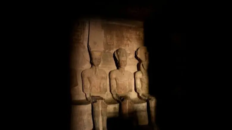 فيديو - إعجاز الفراعنة.. لحظة تعامد الشمس على وجه رمسيس الثاني