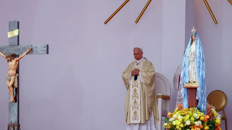 من أنغولا.. بابا الفاتيكان يدعو إلى إسكات الأسلحة