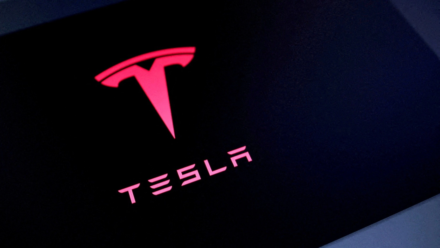 تيسلا تغير نموذج عملها.. القيادة الذاتية تتحول إلى اشتراك شهري 