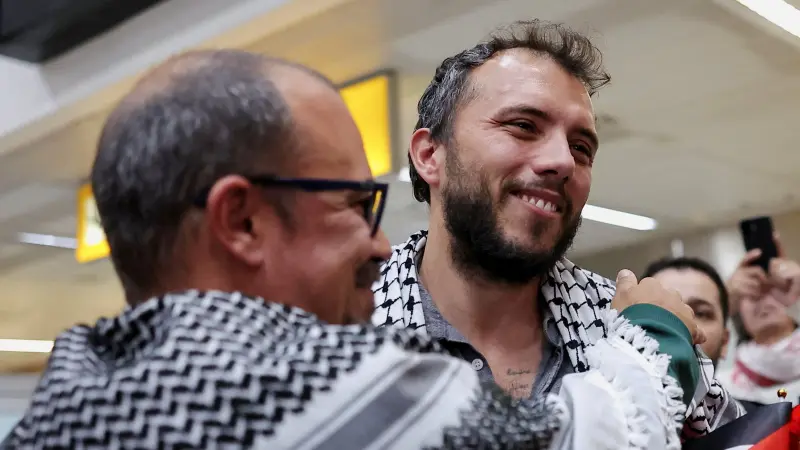 ناشط برازيلي من "أسطول الصمود" يكشف ما تعرض له في إسرائيل