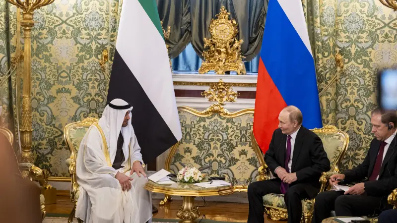 محمد بن زايد وبوتين يبحثان هاتفيا العلاقات الثنائية والتطورات الإقليمية