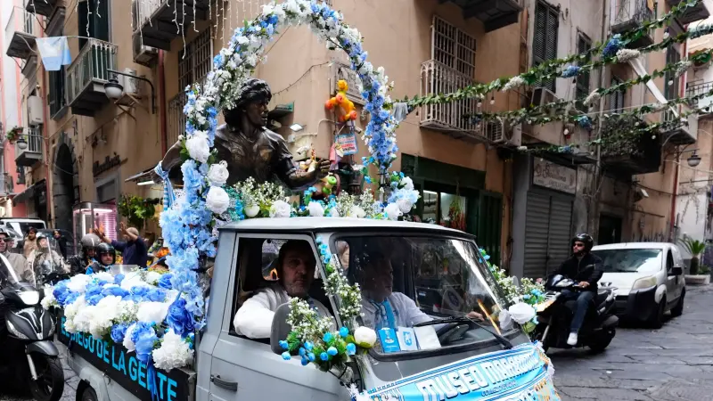 فيديو وصور - في يوم ميلاده.. تمثال مارادونا يجوب شوارع نابولي