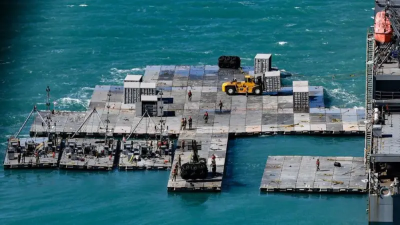 "ستار من الدخان".. قلق بشأن خطط أميركية لرصيف المساعدات في غزة