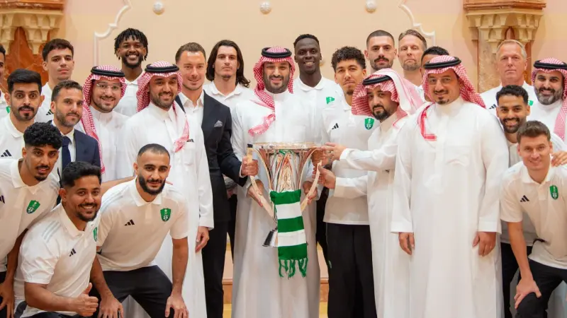 ولي العهد السعودي يهنئ نجوم الأهلي بعد التتويج التاريخي
